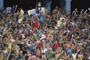 Fanáticos en el estadio José Ramón Cepero (Ciego de Ávila) durante el juego final con Industriales