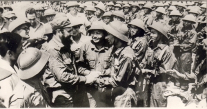 Fidel Castro reunido con combatientes vietnamitas
