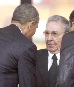 Obama y Raúl se saludan