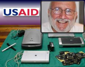 Alan Gross con parte de los dispositivos traídos a Cuba