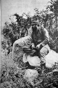 Fidel-sentado-en-una-roca-1